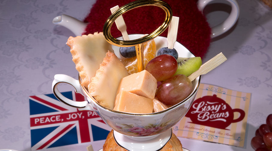High Tea auf klassischen Porzellanetageren